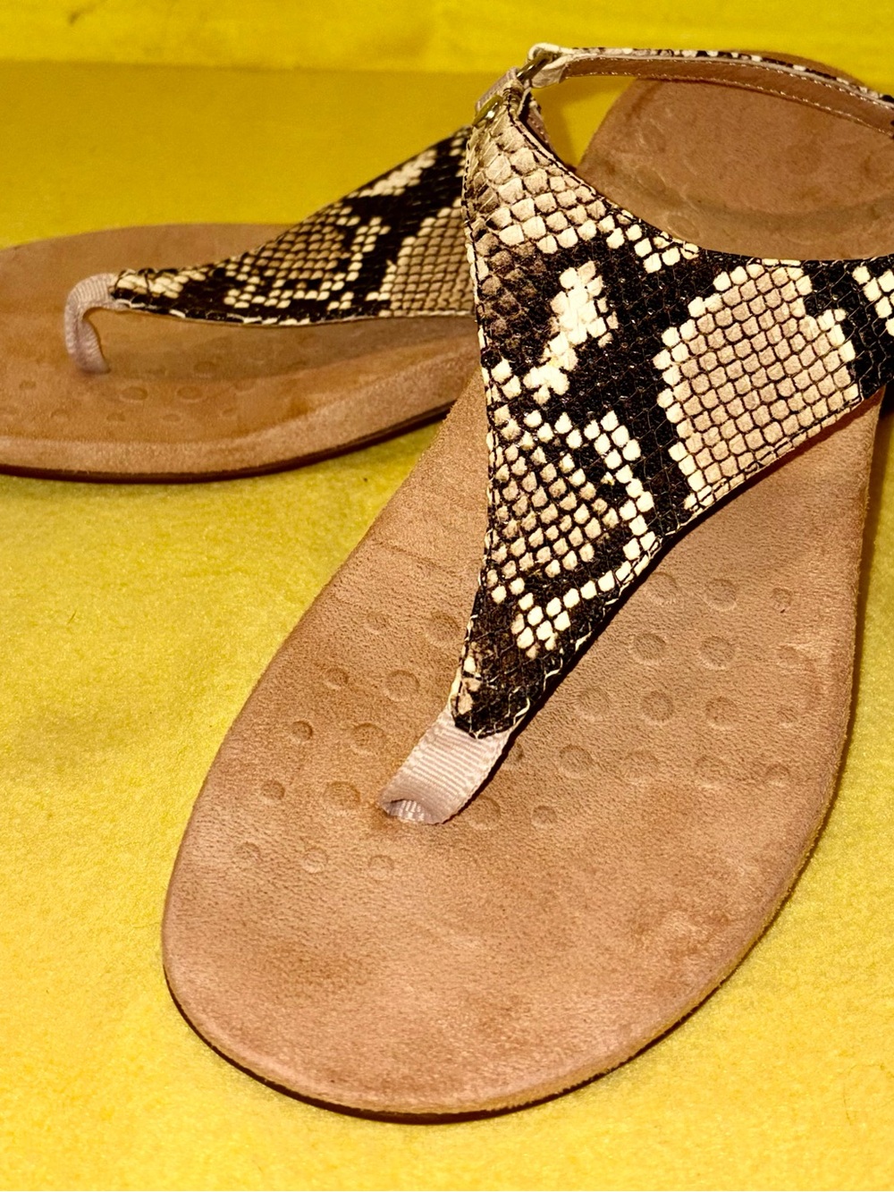 Vionic Kirra T-strap sandals snakeskin print leather slingback strap Women’s 9.5